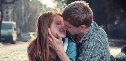 couple kiss wallpaper PC screenshot